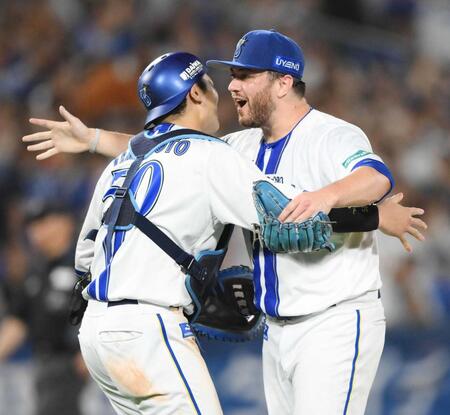 　完封勝利を挙げ、山本（左）と抱き合うケイ（撮影・堀内翔）