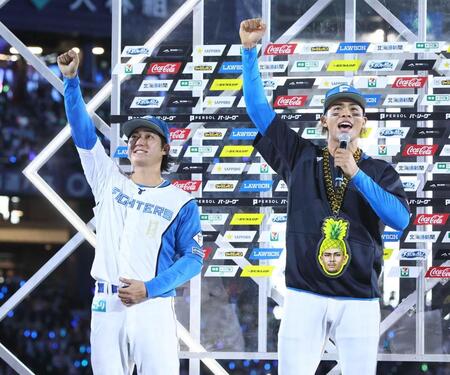 　お立ち台で叫ぶ水谷（右）と浅間（撮影・中島達哉）