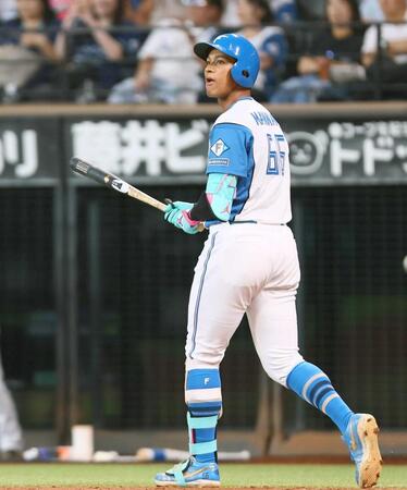 　７回、２０号３ランを放ち、歩き出す代打万波（撮影・中島達哉）