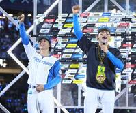 　お立ち台で叫ぶ水谷（右）と浅間（撮影・中島達哉）