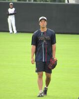 　キャッチボールを行う青柳