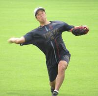 　キャッチボールを行う青柳