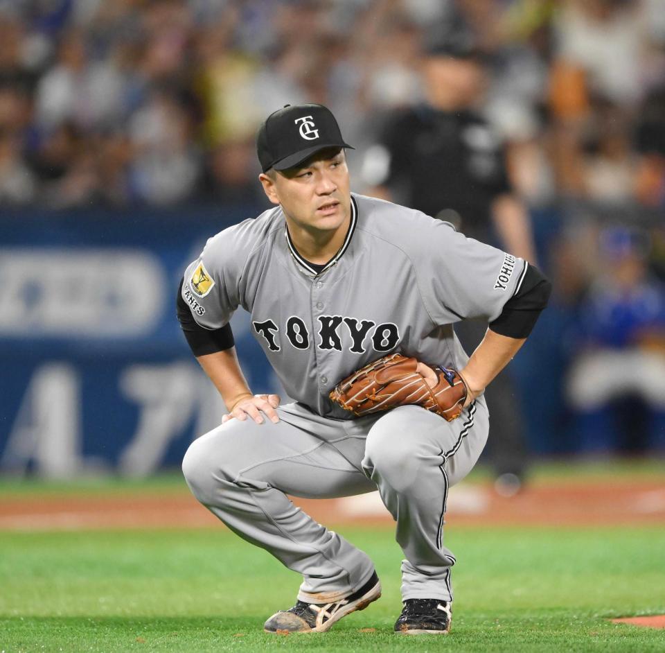 　６回、石上に２点二塁打を浴び、座り込む田中将（撮影・堀内翔）