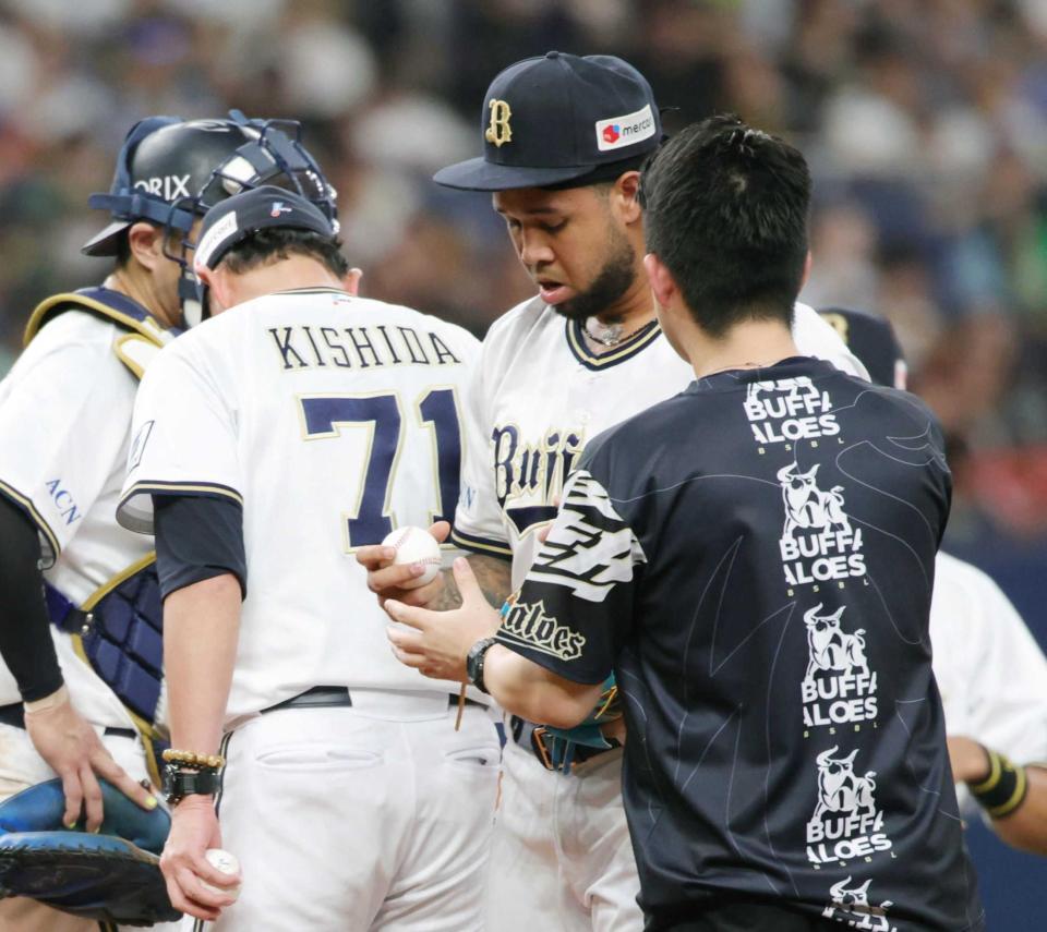 　５回、降板するエスピノーザ（撮影・坂部計介）