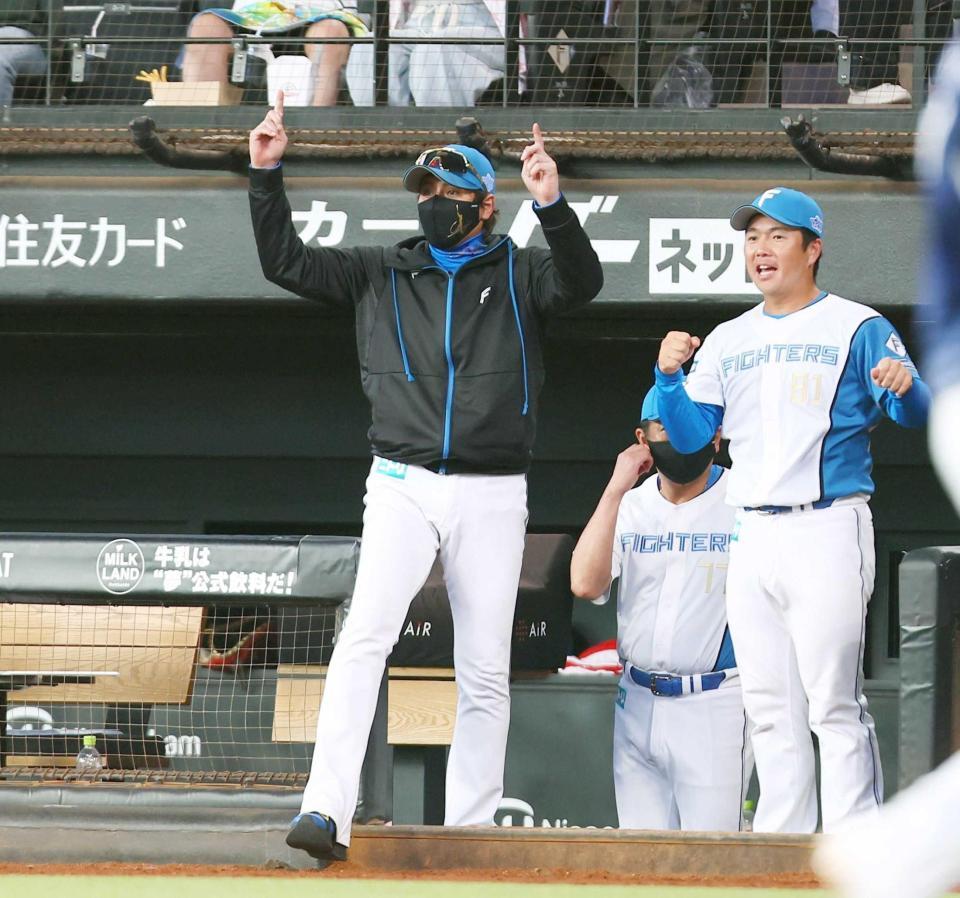 　６回、浅間が３ランを放ち、両手を回しながらベンチを出る新庄監督（撮影・中島達哉）