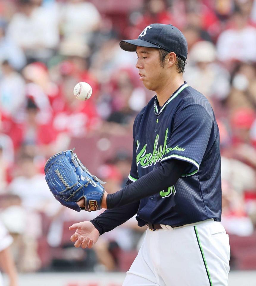 　３回、矢野へ死球を与え、うつむく青柳（撮影・市尻達拡）