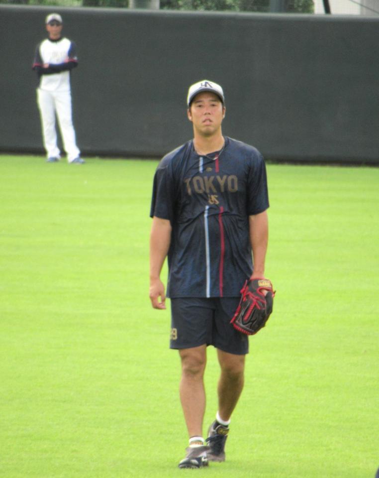 　キャッチボールを行う青柳