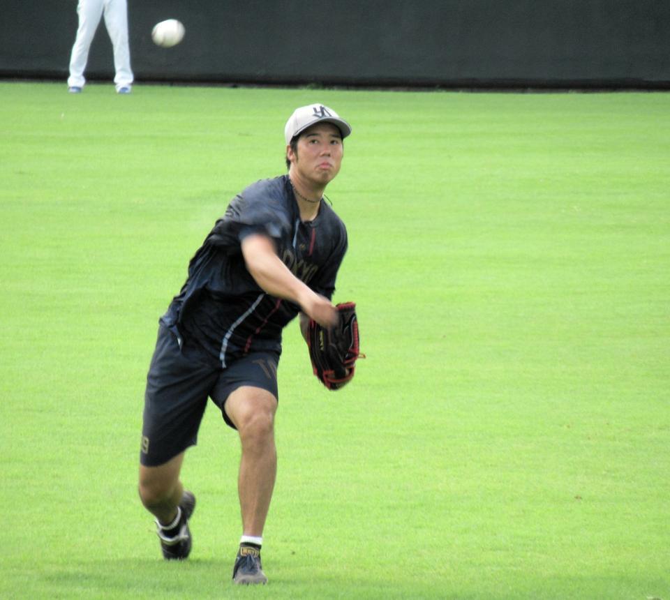 　キャッチボールを行う青柳