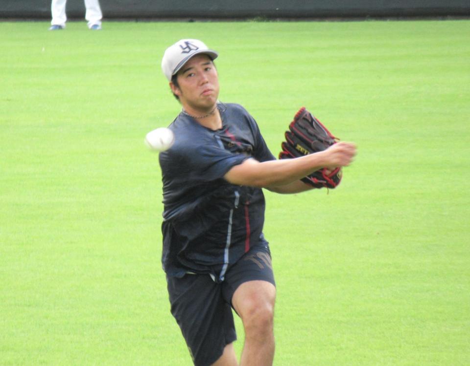 　キャッチボールを行う青柳