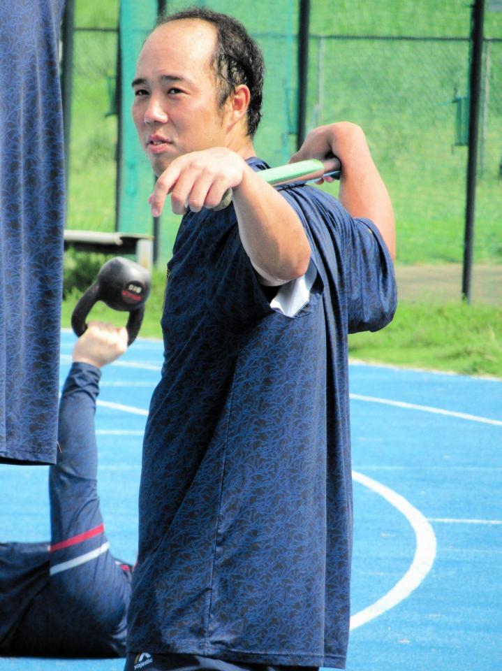 　調整を行う青柳