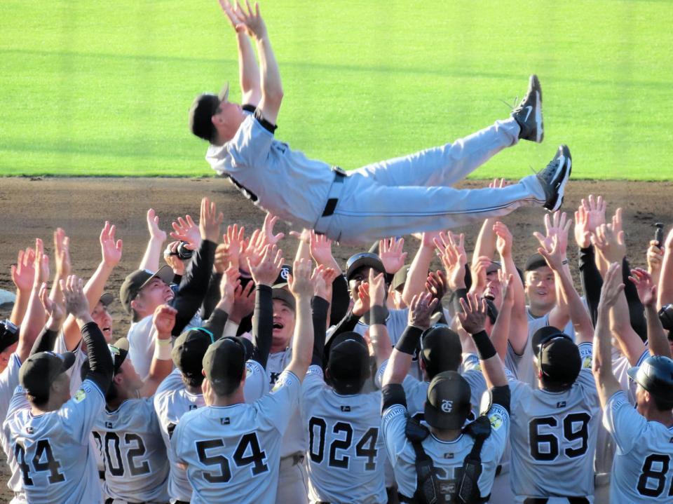 　２９度目のイースタン・リーグ優勝を決めて選手たちの手で宙に舞った桑田２軍監督