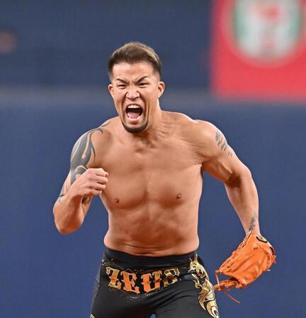 　特別始球式を務めた大阪プロレスのゼウス（撮影・西田忠信）