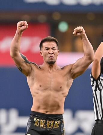 　京セラドームに登場した大阪プロレスのゼウス（撮影・西田忠信）