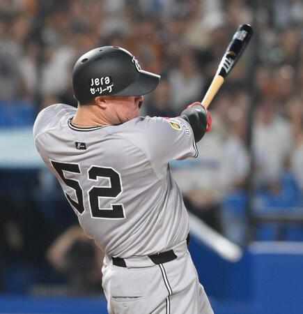 　２回、左越え２ランを放つリチャード（撮影・伊藤笙子）