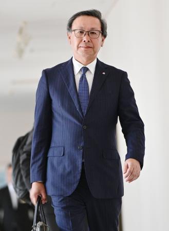 　プロ野球オーナー会議に臨む日本ハムの井川伸久オーナー＝１７日、東京都内