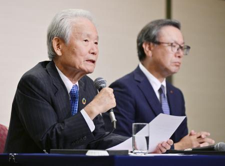 　プロ野球オーナー会議を終え、記者会見するＮＰＢの榊原定征コミッショナー。奥は日本ハムの井川伸久オーナー＝１７日、東京都内