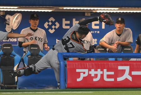 　３回、内山の打球を三塁ベンチ内で捕球する捕手の岸田（記録はファウル）＝撮影・伊藤笙子