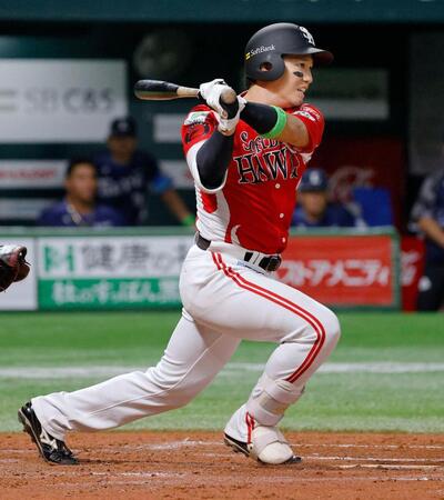 　２回、栗原が右前に適時打を放つ