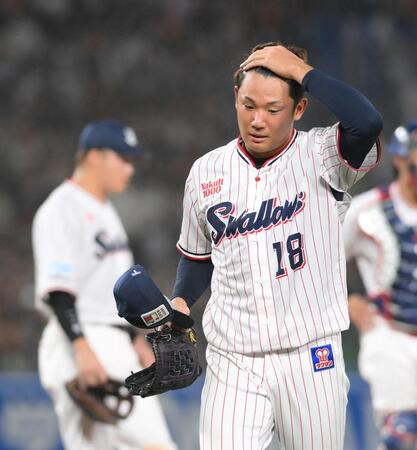 【写真】あぁっ危ない！岡本の頭部に直撃　衝撃でヘルメットが揺れている！