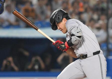 　５回、ヘルメット直撃の死球を受ける岡本（撮影・伊藤笙子）