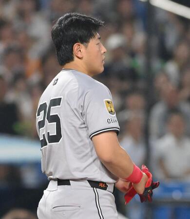 　５回、ヘルメット直撃の死球を受け、奥川をにらむ岡本（撮影・伊藤笙子）