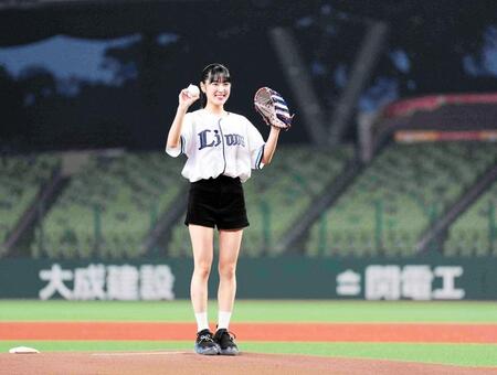 　西武２軍戦で始球式を行った小関舞（球団提供）