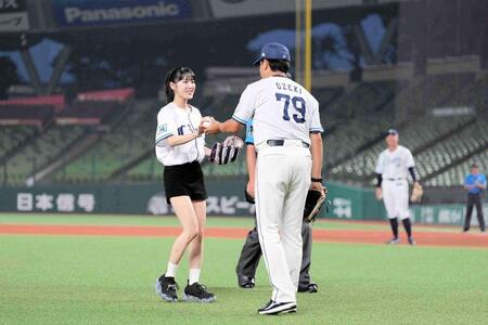 元アイドルが“親子始球式”父は西武２軍監督　打席の巨人・長野もアシスト