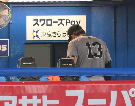 　５回の攻撃終了後に交代となり、ベンチを引き揚げるキャベッジ（撮影・伊藤笙子）