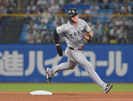 　１回、泉口の左飛で大きく飛び出し、慌てて一塁へ戻る一走・キャベッジ（撮影・伊藤笙子）