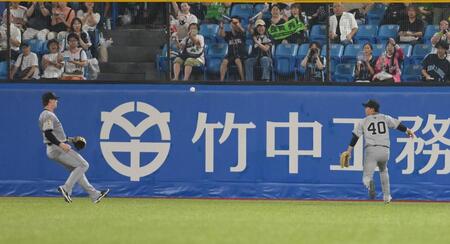 　１回、長岡の打球でお見合いする中堅手のキャベッジ（左）と右翼手・中山（撮影・伊藤笙子）