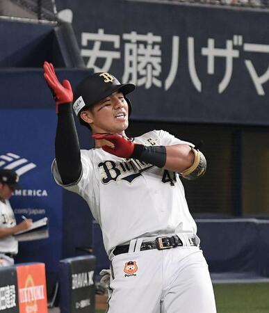 　６回、同点ソロを放ちポーズを決める頓宮（撮影・西田忠信）