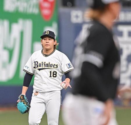 　５回、山本（手前）に四球を与えた宮城（撮影・西田忠信）