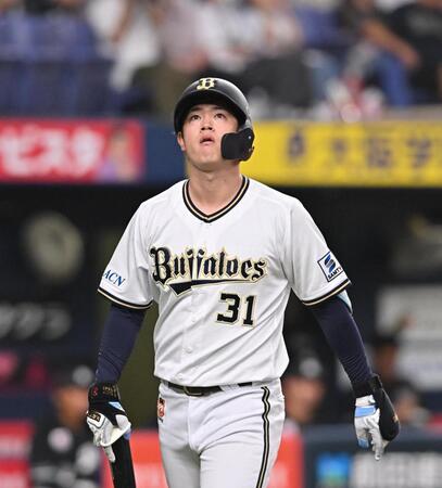 　８回、バントを試みるも邪飛に倒れた太田（撮影・西田忠信）