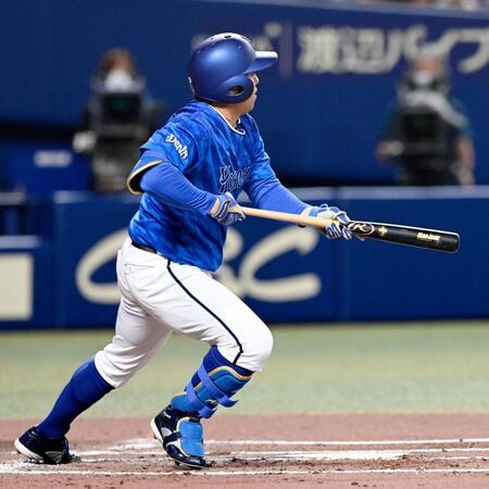 　７回、東が投前に先制のスクイズを決める