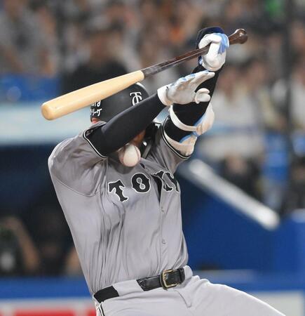 巨人・岸田　右腕に死球で負傷交代　内角１５０キロ直撃で球場騒然　激しく倒れ込み足をばたつかせる