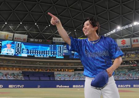 　１４勝目を挙げ、ファンの声援に応える東