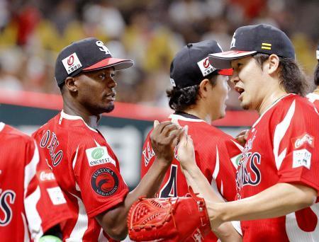 　５回１失点で１１勝目を挙げ、杉山（右）からウイニングボールを受け取るソフトバンクのモイネロ＝みずほペイペイドーム