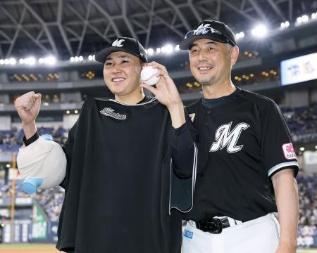 　プロ初勝利を挙げ、吉井監督（右）と記念撮影に応じるロッテ・広池＝京セラドーム
