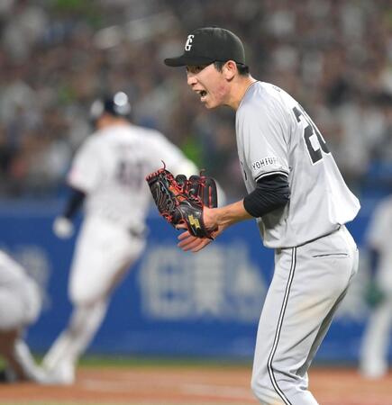 　６回、太田を遊ゴロに打ち取り、ほえる戸郷（撮影・伊藤笙子）