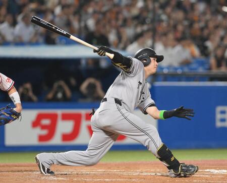 　３回、勝ち越しとなる右犠飛を放つ泉口（撮影・伊藤笙子）