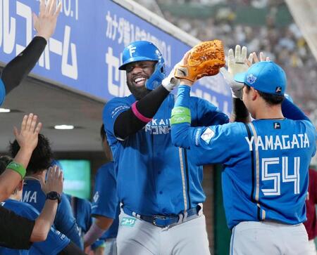 　８回、同点ソロを放ちナインに迎えられるレイエス