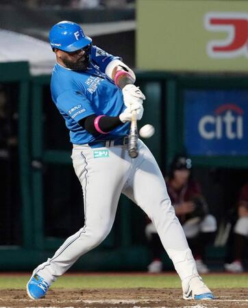 　８回、レイエスが中越えに同点ソロを放つ