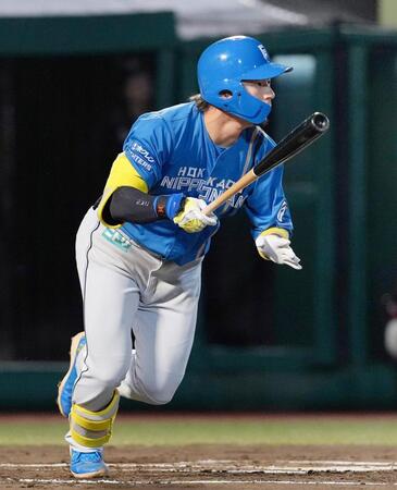 　２回、水野が中前に先制打を放つ