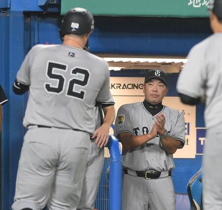 　２回、左越え２ランを放ったリチャード（左）を迎える阿監督（撮影・伊藤笙子）