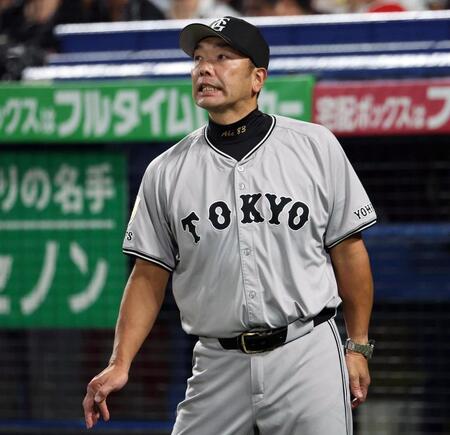 　７回表を終え、選手交代を告げた阿部監督