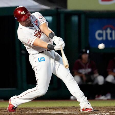 　１１回、ボイトが中越えにサヨナラの二塁打を放つ