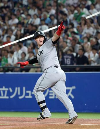 　２回、同点２ランを放ち、ポーズをとるリチャード