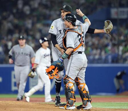 　ヤクルトに勝利し、捕手小林（右）と喜び合うマルティネス