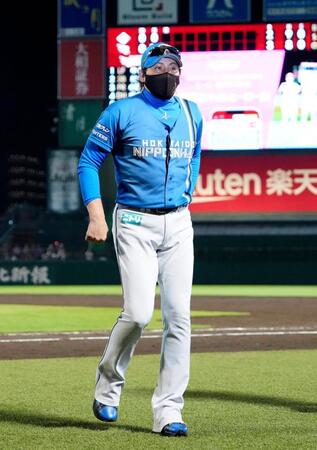 　楽天にサヨナラ負けを喫し、引き揚げる新庄監督