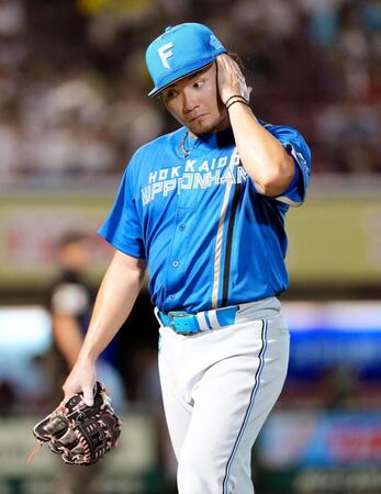 　６回を投げ終え、ベンチに戻る伊藤。７回２失点だった